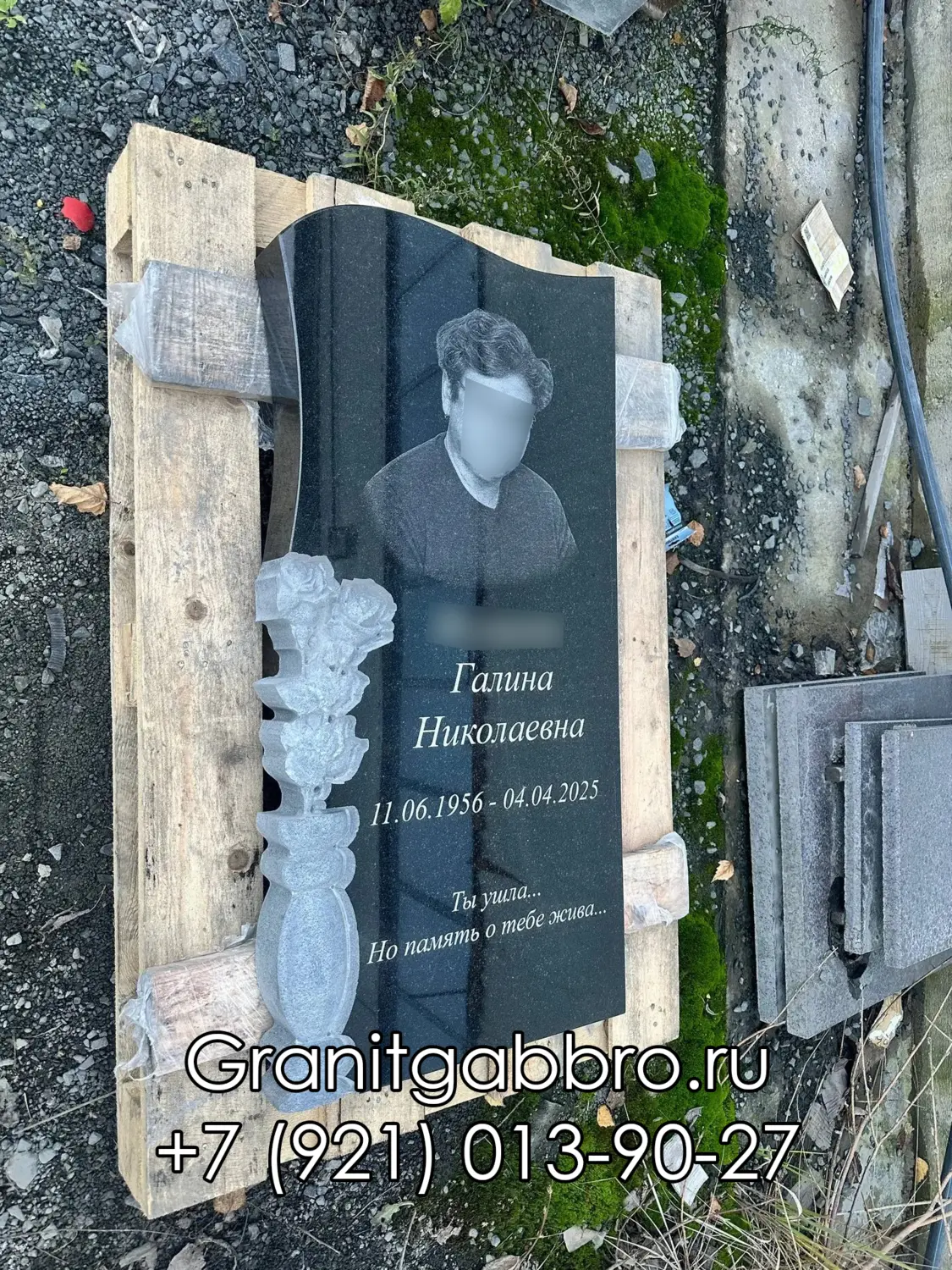 Памятник с вазой и розами из гранита