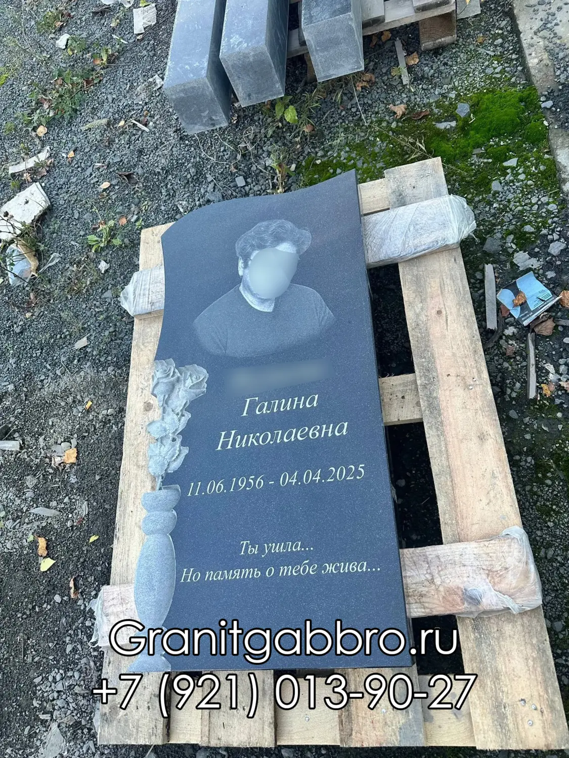 Памятник с вазой и розами из гранита