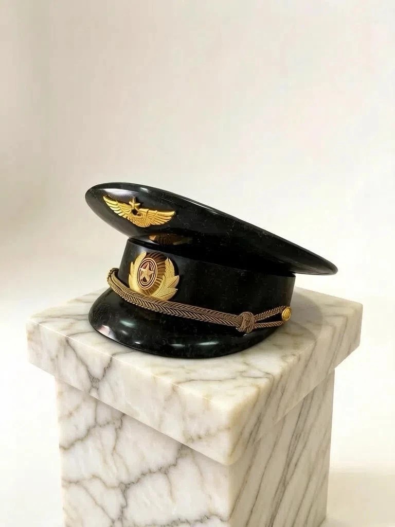 Фуражка лётчика из гранита